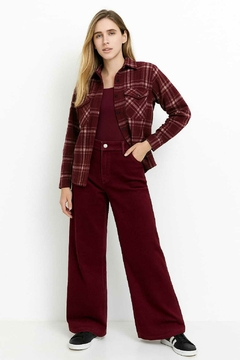Imagen de Jean wide leg, rígido, con bolsillos.