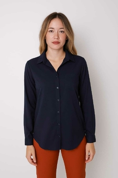 Camisa lisa clásica, con bolsillo lateral y manga regulable