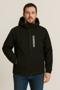 Campera Unisex, de tela impermeable y plush en el interior.