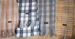 Ruana cuadrille de lana suave. Importada. Calidad premium. - comprar online