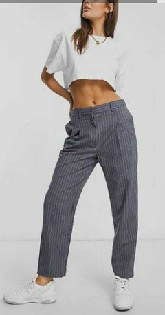 Pantalón sastrero, con rayas finas. - comprar online