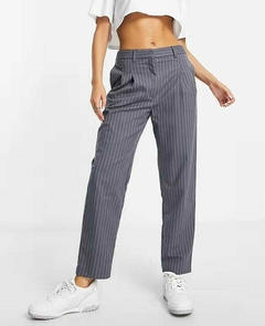Pantalón sastrero, con rayas finas. en internet