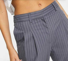 Pantalón sastrero, con rayas finas.