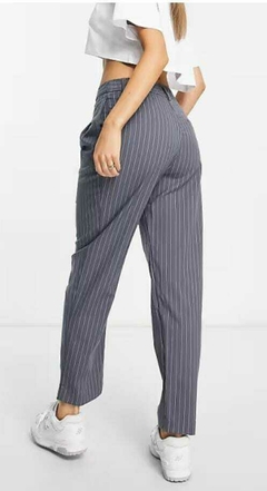 Pantalón sastrero, con rayas finas. - Proverbio