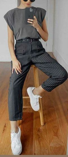 Imagen de Pantalón sastrero, con rayas finas.