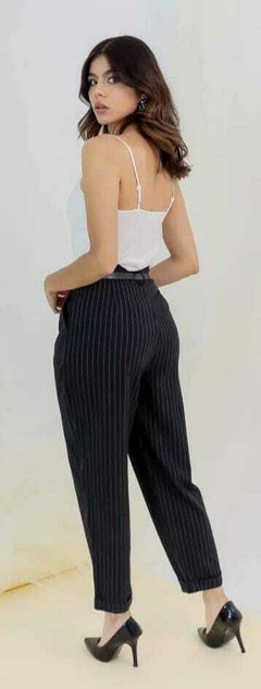 Pantalón sastrero, con rayas finas. - tienda online
