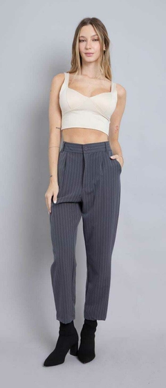 Pantalón sastrero, con rayas finas.