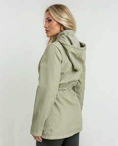 Parka impermeable, con friza interior, capucha desmontable y tankas ajustables en cintura. - Proverbio