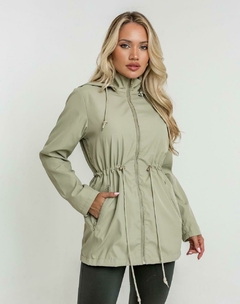 Parka impermeable, con friza interior, capucha desmontable y tankas ajustables en cintura. en internet