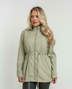 Parka impermeable, con friza interior, capucha desmontable y tankas ajustables en cintura. - comprar online