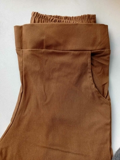 Pantalon wide leg, de bengalina. Con elástico en cintura en parte posterior. - comprar online