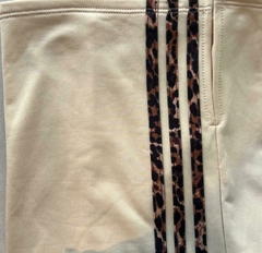 Pantalón de microfibra frizada, con tres tiras en animal print. en internet