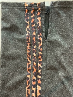Pantalón de microfibra frizada, con tres tiras en animal print. - Proverbio