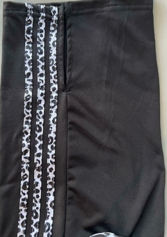 Pantalón de microfibra frizada, con tres tiras en animal print. - tienda online
