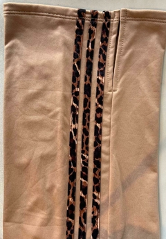Imagen de Pantalón de microfibra frizada, con tres tiras en animal print.