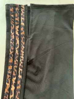 Pantalón de microfibra frizada, con tres tiras en animal print.