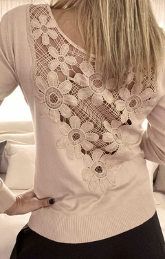 Imagen de Sweater de bremer, importado, calidad premium. Liso por delante y triángulo de encaje en espalda.