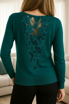 Sweater de bremer, importado, calidad premium. Liso por delante y triángulo de encaje en espalda. - comprar online