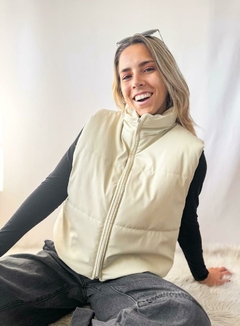 Chaleco puffer engomado. - comprar online