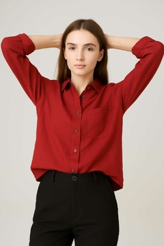 Camisa de lino, con bolsillo lateral y con manga regulable. en internet