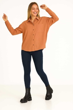 Camisa de lino, con bolsillo lateral y con manga regulable. - comprar online