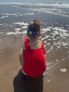 Entera de nena con volado a un hombro. Art 1053 en internet