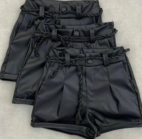 Shorts courino com cinto de trança