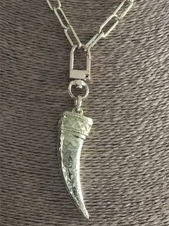 Collar cuerno en internet