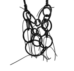 Collar círculos con tiras en internet
