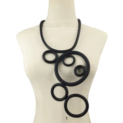 Collar círculos goma