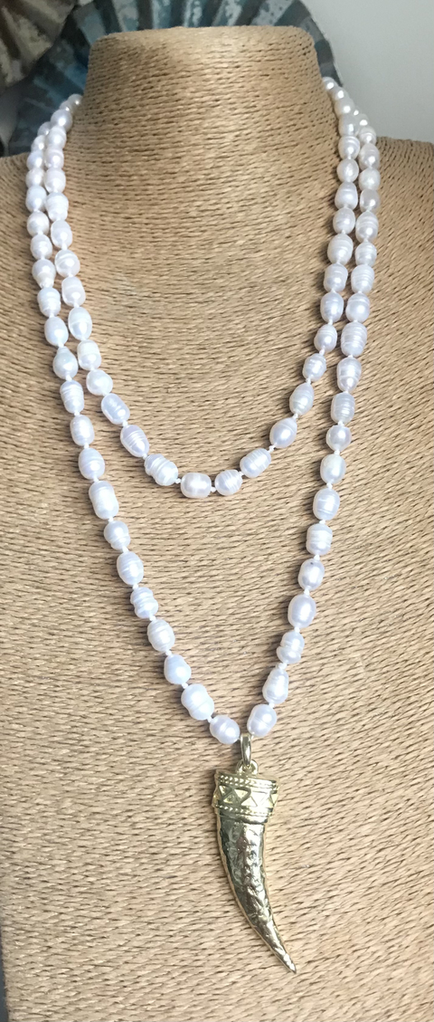 Collar perlas de río con cuerno oro