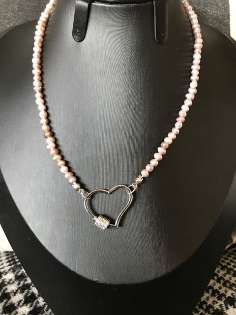 Collar perlas de río rosadas broche corazón