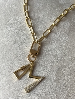 CHARM broche inicial M - comprar online
