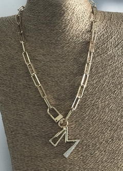 Collar letra M
