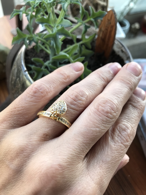 Anillo corazón colgando