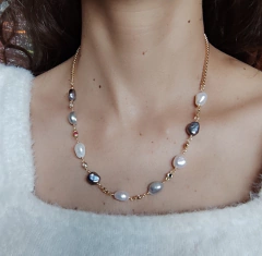 Collares perlas grises