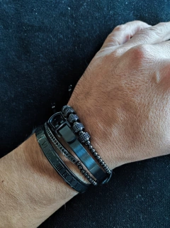 Pulsera negra romana en internet