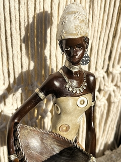 Estatua "Mujer Recolectando" - Velas de la Fortuna...Una Joya en Cada Vela