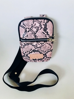 Portacelular BERLÍN CROCO ROSA - comprar online