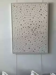 Cuadro Plint con detalles dorados enmarcado en blanco