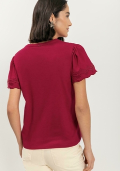 T-SHIRT COM BORDADO NA MANGA LEZ A LEZ - Moda Viva