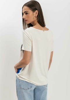 BLUSA ESTAMPADA COM DECOTE REDONDO LEZ A LEZ - Moda Viva