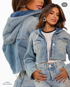 JAQUETA JEANS CROPPED COM CAPUZ REVANCHE - comprar online