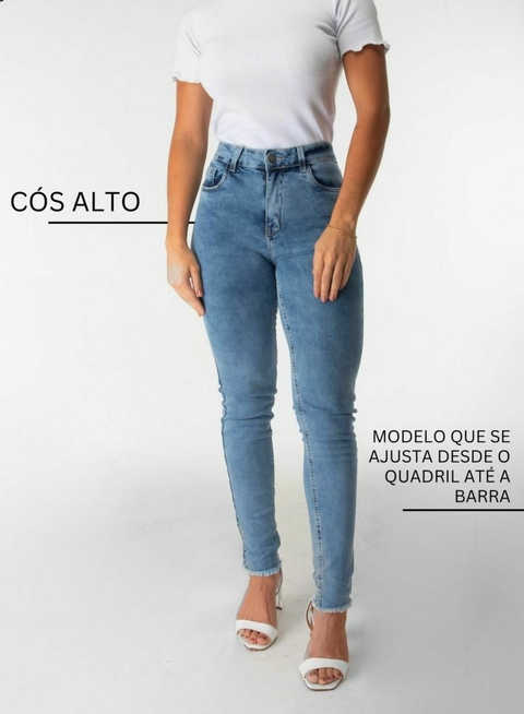 CALÇA JEANS SKINNY COM BARRA DESFIADA - comprar online