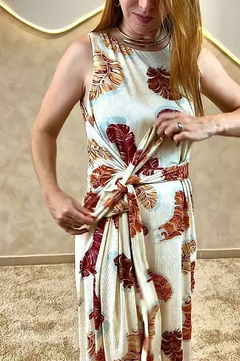 VESTIDO COM AMARRAÇÃO E FENDA LEZ A LEZ na internet