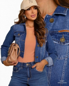 JAQUETA JEANS CROPPED BARRA DESFIADA REVANCHE - comprar online