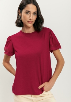 T-SHIRT COM BORDADO NA MANGA LEZ A LEZ na internet