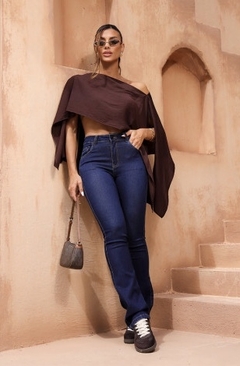 CALÇA JEANS FLARE COM BOLSO EMBUTIDO REVANCHE - comprar online