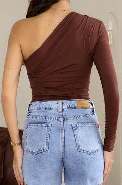 BLUSA MANGA LONGA UM OMBRO SÓ COM LATERAL PLINSSADA REVANCHE - Moda Viva
