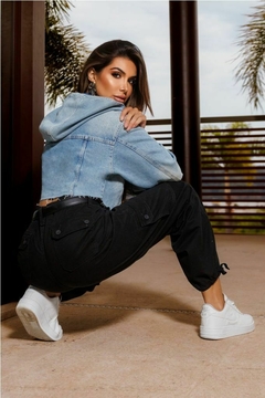 Imagem do JAQUETA JEANS CROPPED COM CAPUZ REVANCHE